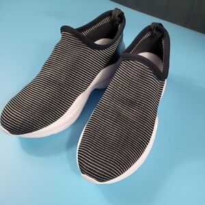 VINCE CAMUTO COVITTA KNIT SLIP-ON SNEAKER SIZE 6.5 M